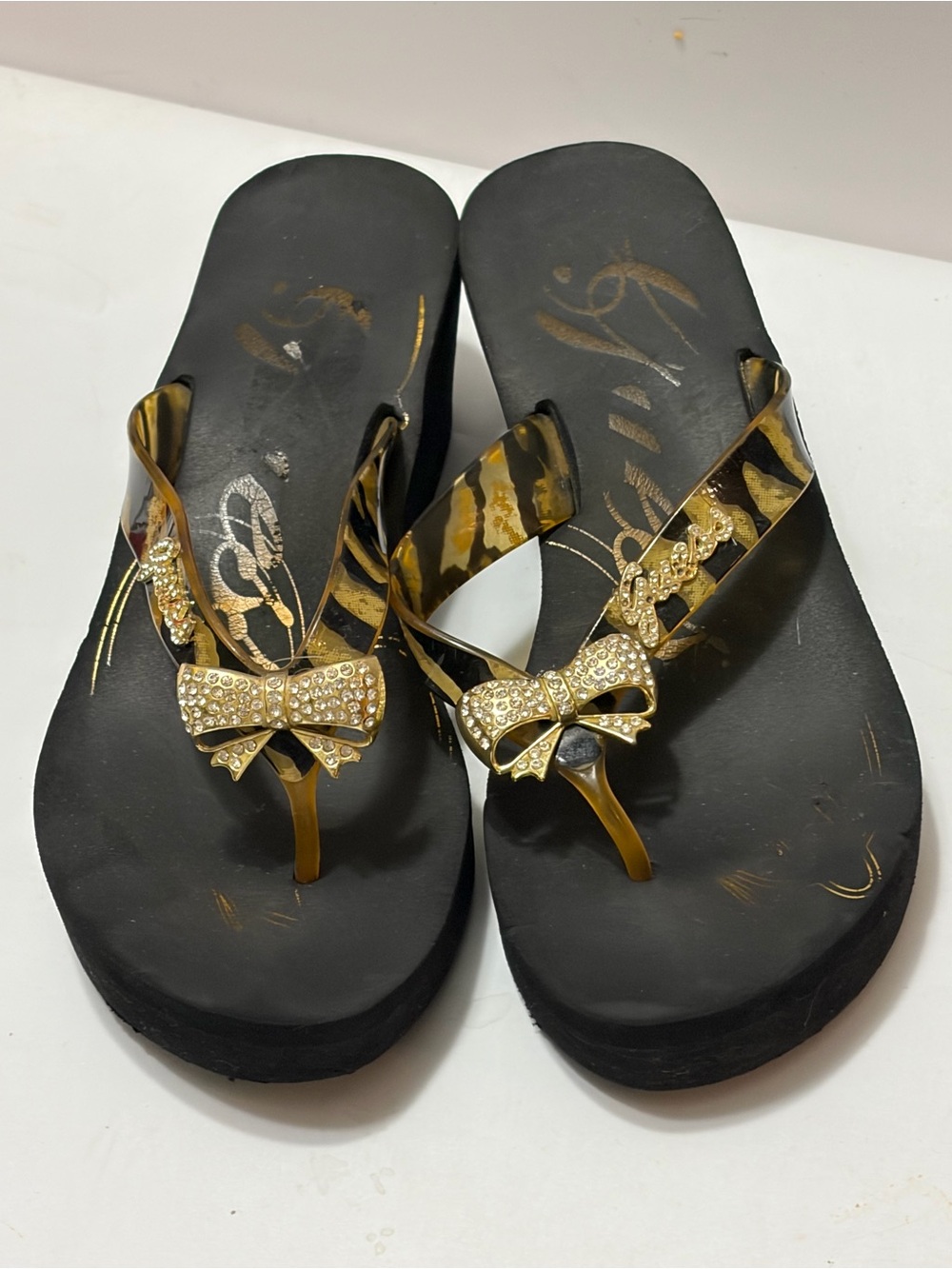 Guess Black & Gold Rhinestone Bow Flip-Flop Sandals Sz 7 Women - Picture 3 of 5